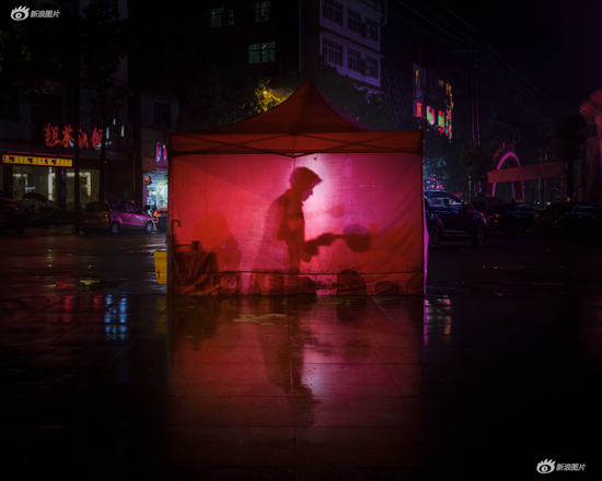 《雨夜小摊》 摄影：@用户百川