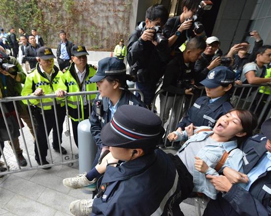 闯入者被警方抬走 图自“橙新闻”