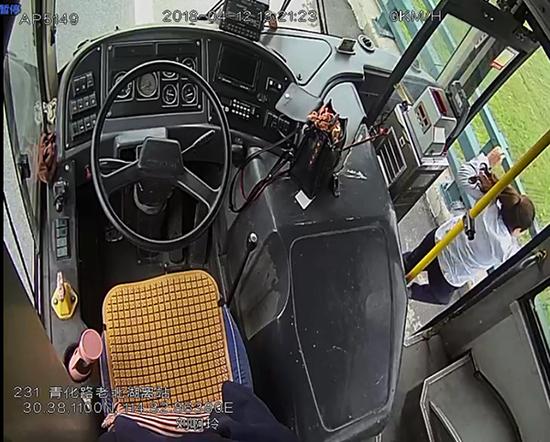 男乘客跳窗翻过长江大桥护栏 女公交司机一把拽住