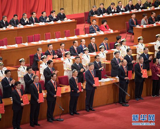 12月18日，庆祝改革开放40周年大会在北京人民大会堂隆重举行。中共中央总书记、国家主席、中央军委主席习近平在大会上发表重要讲话。这是习近平等为获得改革先锋称号人员代表颁奖。 新华社记者 燕雁 摄
