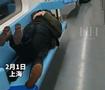 上海地铁两人睡在座椅上亲热