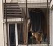 业主衣服挂阳台2年 邻居担心