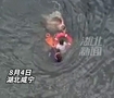 两男子抛救生圈跳河救落水女