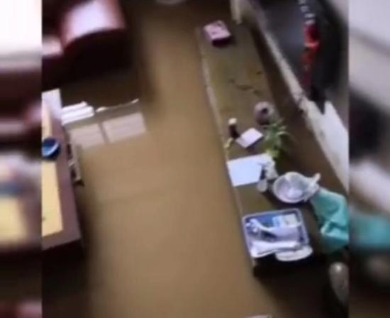 宁国民警杨文军家中受淹，客厅积满洪水。  受访者供图
