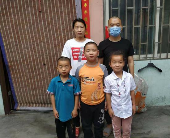 2019年6月,路子宽(前排中)在家门口,与爸爸妈妈和弟弟妹妹合影。 受访者供图