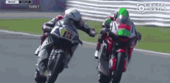 视频：太恶劣！摩托车手报复超车 行驶中拉对手刹车