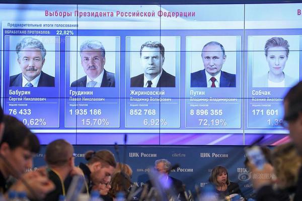 普通却自信是什么梗