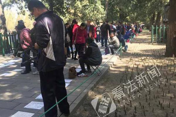 考研女生在自习室敷面膜 同学：吓人但比讲话影响别人好