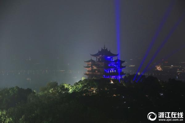 梅大高速塌方后，又一公路塌方，现场曝光太危险，仍有车强行通过