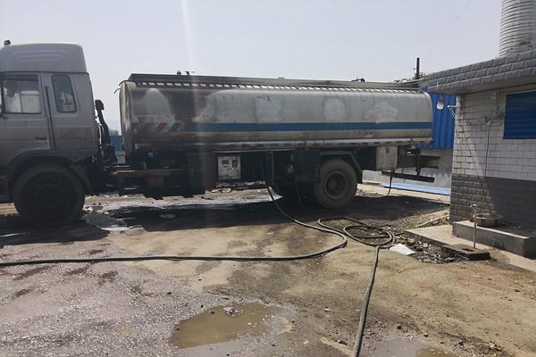 足球场内打篮球 美澳男篮热身赛场地遭吐槽
