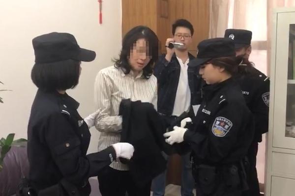 潜山市：文化志愿者送图书进军营