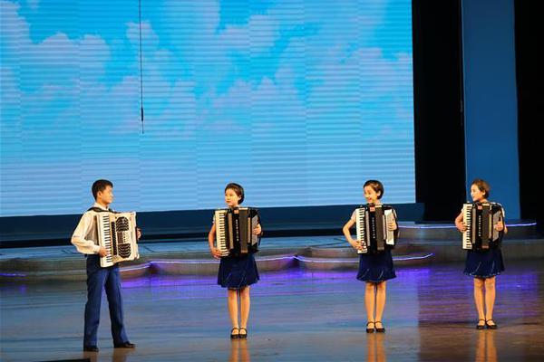中国23支青少年皮划艇队上海浦江镇水域竞技