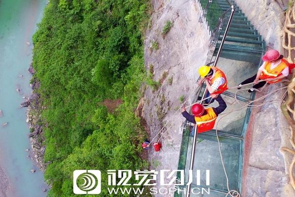 南海上演全武行，越南海警船高速撞向印尼军舰，双方展开接舷战