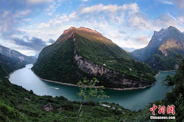 ﻿丹麦古建大火 标志塔尖倒塌