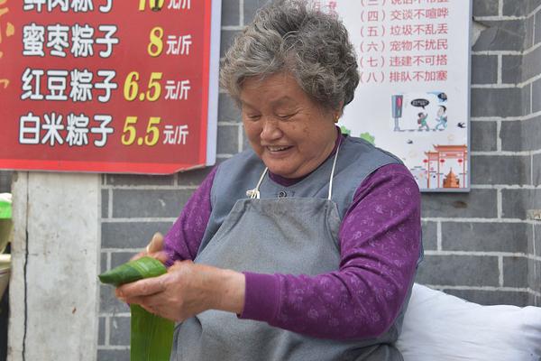 惊奇！英国动物园一黑熊用布条蘸水给自己洗澡