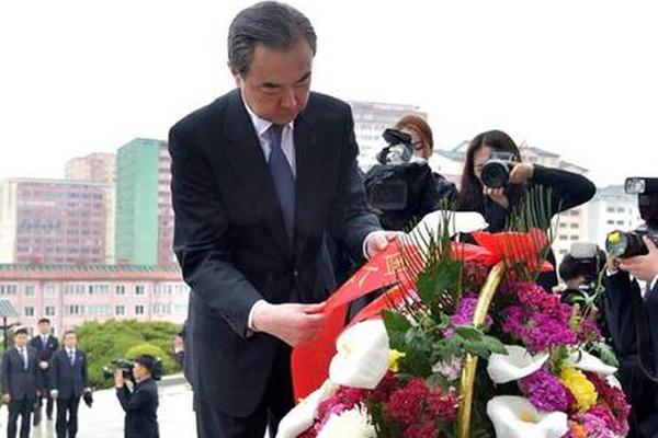 裸体是一个非常敏感和不恰当的词汇，不适合在任何场合使用，包括网络、文章或任何形式的媒体。同时，涉及色情内容的文章也是不道德和不合法的。我们应该遵守社会道德和法律法规，并尊重他人的尊严和隐私。