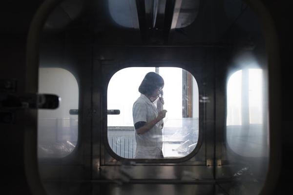 首款性能Ultra来了！iQOO 15 Ultra外观揭晓