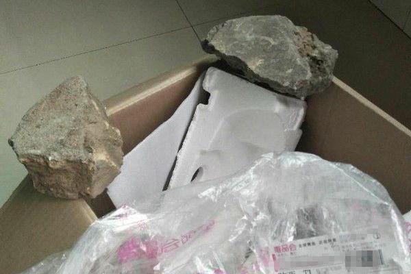 医生不建议直接穿外裤坐卧在床上：容易引发皮肤瘙痒过敏