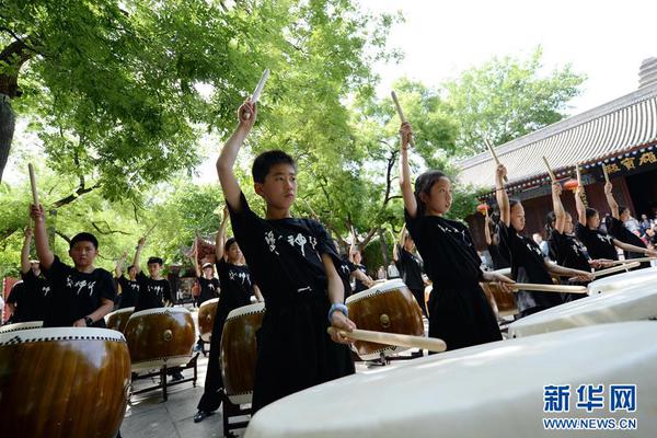 《好东西》：用脱口秀方式打开一部电影