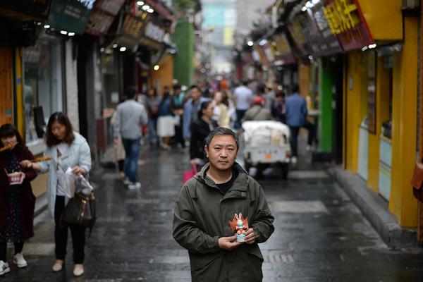 合肥南站有支“银发”志愿队