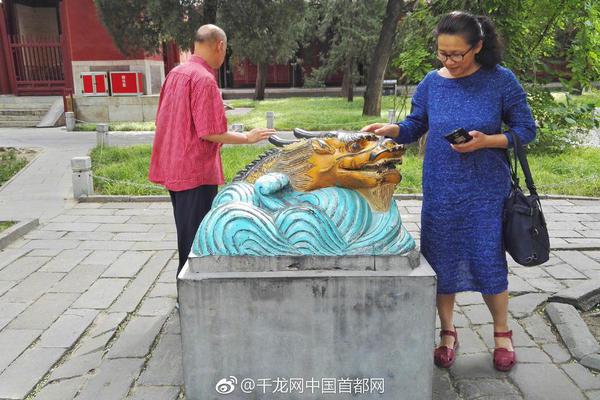 女摊主摆摊被欺负？实为女主播摆拍博流量