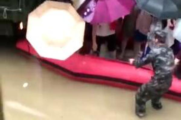 黄鼠狼吃老鼠吗