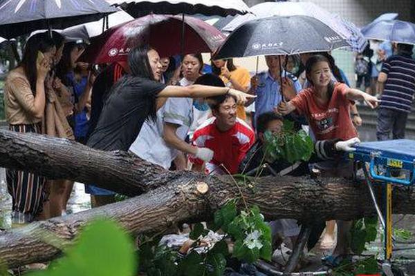 李宇春花6000多万买了一处豪宅，把钥匙交给父亲说：这是孝敬您的