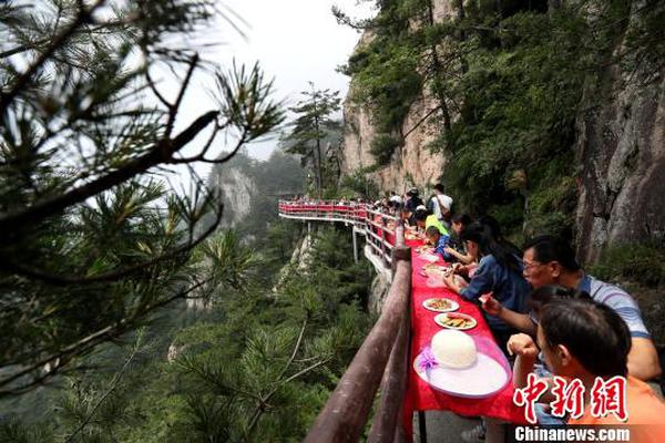 郭晶晶霍启刚带儿子插秧：这才是真正的豪门！