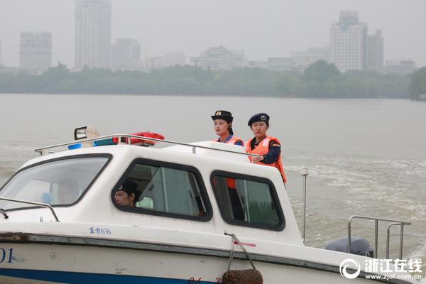 女子闯红灯拒不下车，被强制拉下，执勤民警遭处分，网友：该跪下求她？