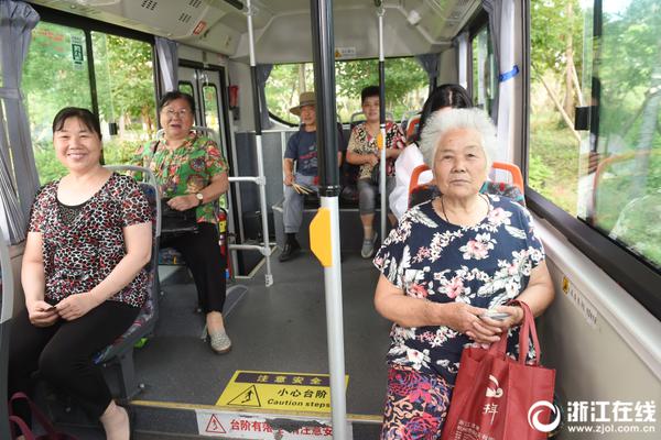 轿车突然冲破小区护栏“飞出”路面 两名行人神走位躲避