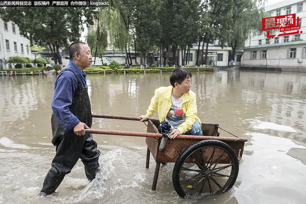 哐哐哐！黑龙江一农户家遭野生东北虎撞门 画面惊险