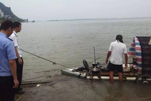 刘涛湿发造型复古摩登感