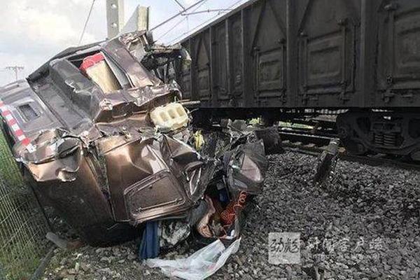 雨夜车悬百米山崖 司机死踩刹车90分钟全车人得救