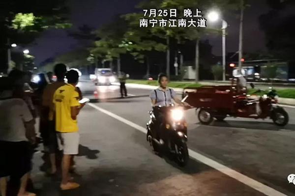 独腿少年拒免考跳完千米 老师给其满分