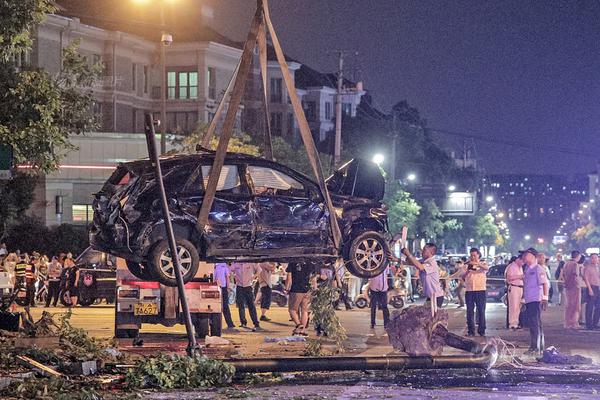 地下排污管发生爆炸 路面崩飞殃及过路人