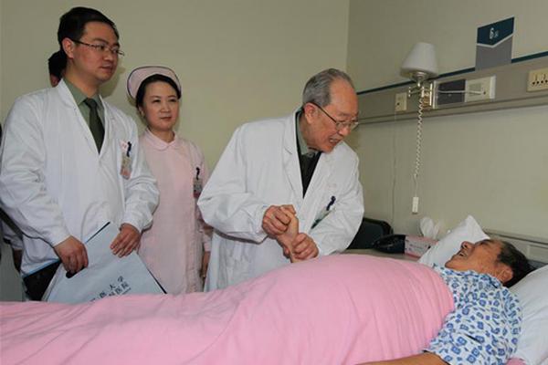 山村大棚里的蔬菜试验