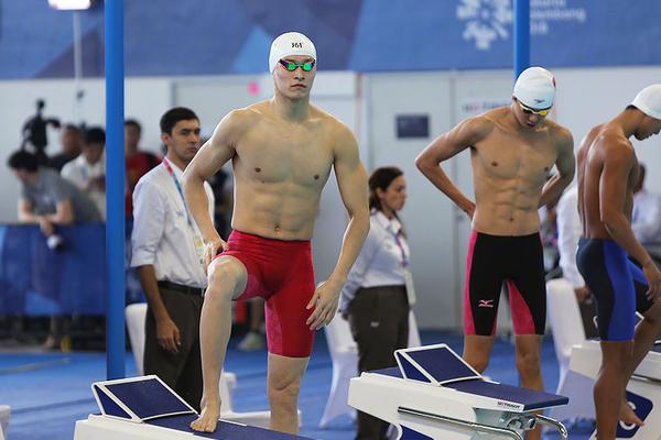 策馬天下：揭秘馬會CEO應家柏的傳奇與願景——從綠茵場到全球慈善之巔 