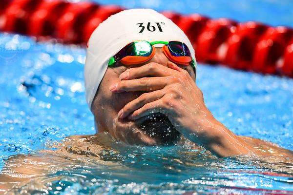 与朋友一起网球比赛 健康：打造专属观赛派对