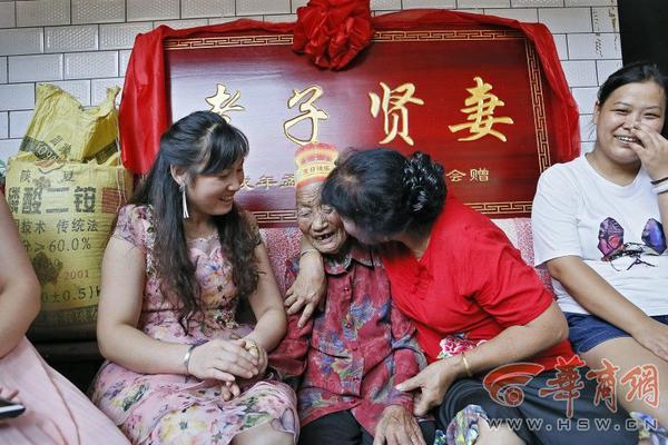 七海久代与母友人的故事