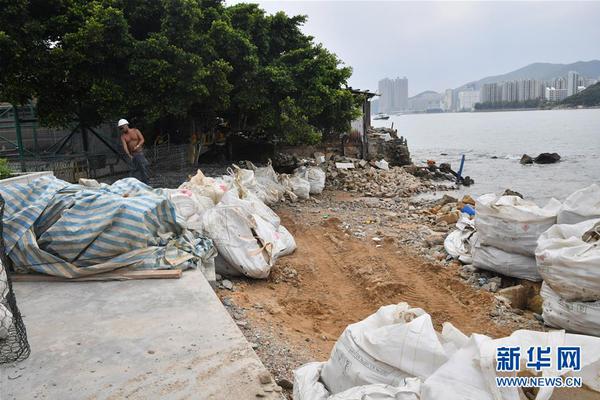 黄景瑜出席活动 黑色套装利落帅气