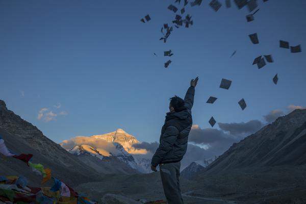 路过的蚂蚁也要称赞是什么梗