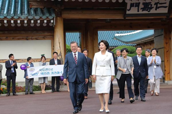 四川宜賓長江暴雨後現“金岷分明”奇觀