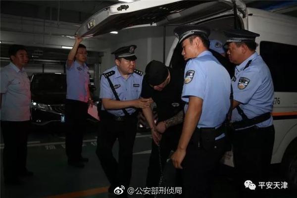 美两导弹驱逐舰通过台湾海峡 外交部回应