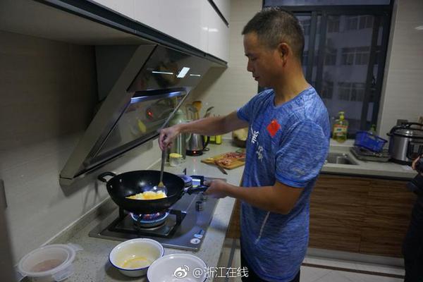 高傲人妻的转变，风俗店中的故事与视频