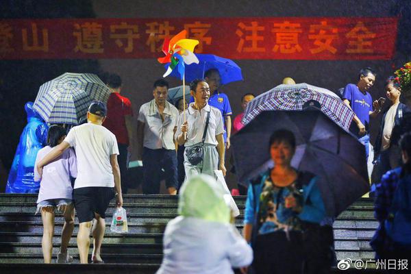 “民星”齐登台 “村晚”乐开怀