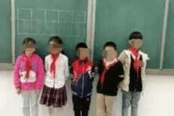 花戏楼前玩“快闪” 祝福祖国