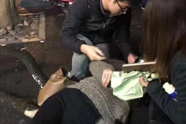 上海:一人因纠纷持水果刀划伤居委干部后持刀自伤