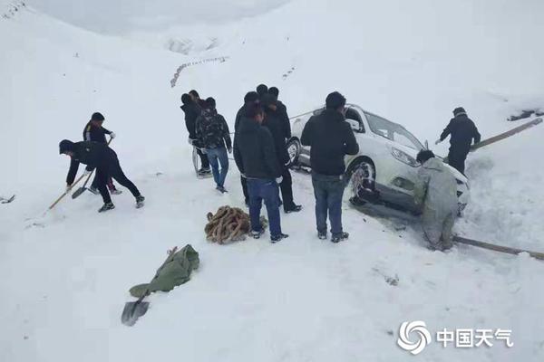 男子银行销户，坚持要2分钱被报警，网友炸锅：你欠银行2分再试试