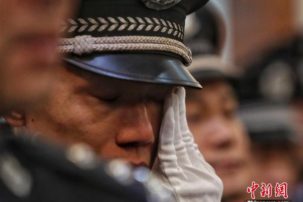 贝克汉姆一家度假：豪门儿媳占C位，小贝紧贴，49岁贝嫂又跳又扭