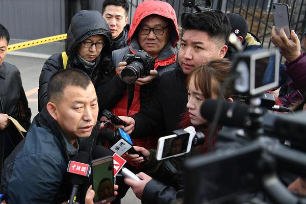 從茶餐廳到4K大螢幕：香港人的「深夜足球」指南，如何在家打造最強球賽直播體驗？ 